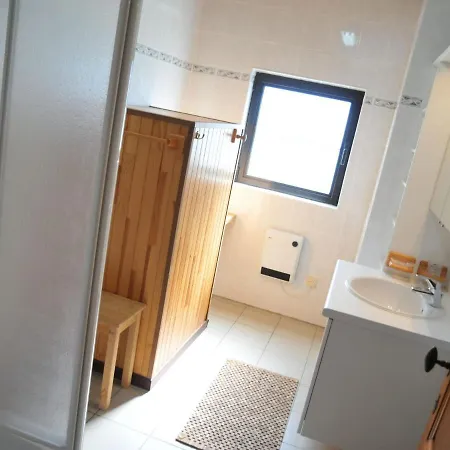 Stunning, Wooden Located In דורבורי