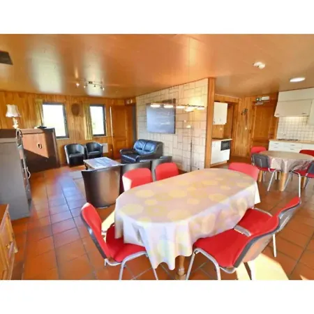 Stunning, Wooden Located In בית נופש דורבורי
